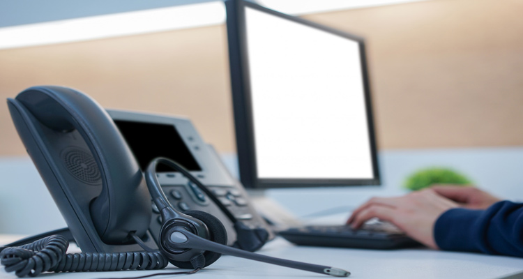 تلفن‌های IP و نرم‌افزارهای تلفنی (IP Phones & Softphones)